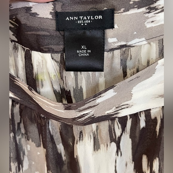 🔥🖤Ann Taylor XL sheer short sleeved blouse in cream/grays. Like new condition! - Picture 3 of 4